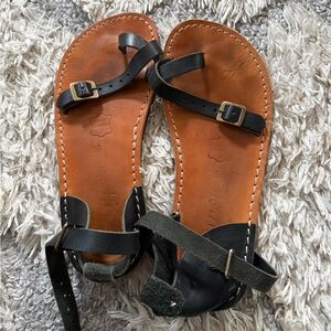 Classic Two-Tone Leather Women’s Sandals - Black & Tan
